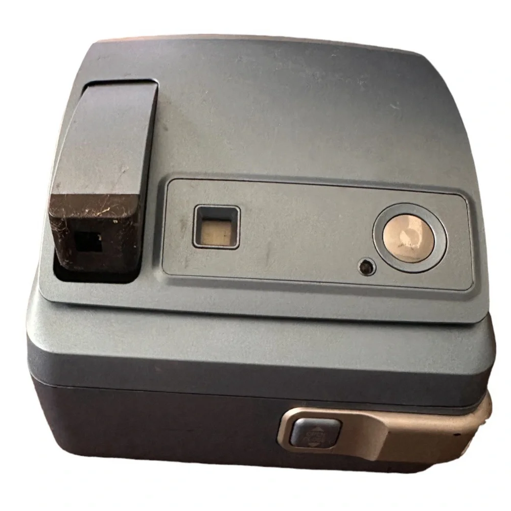 Polaroid One600 Instant Camera Blue 100mm Focus Range 3 Ft to Infinity